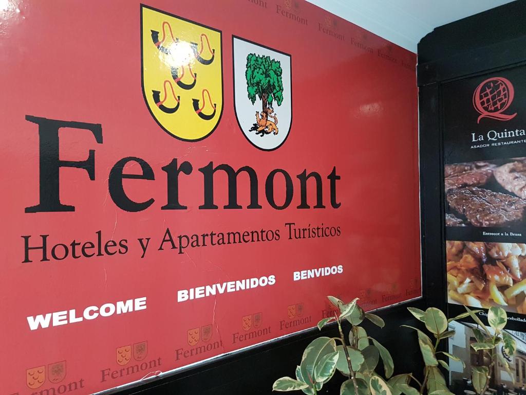 un panneau indiquant un restaurant sur un mur dans l'établissement Fermont Playa Foz, à Foz