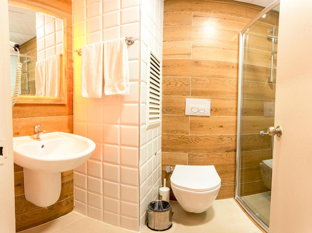 A bathroom at Rich Melissa Hotel