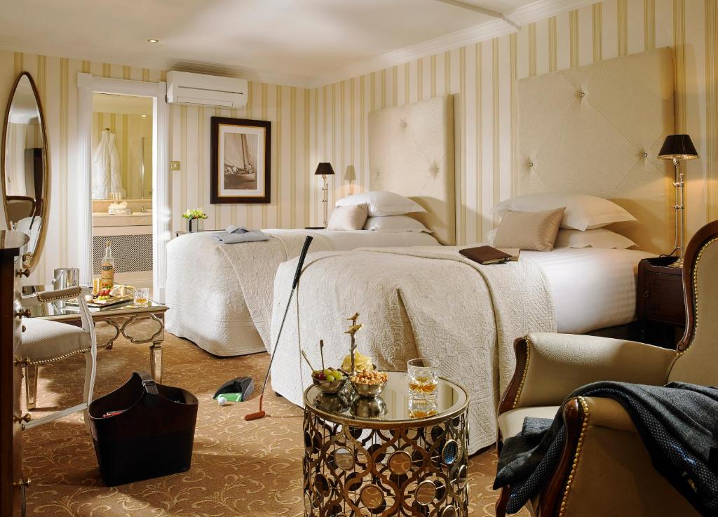 Ruang duduk di Killarney Royal Townhouse