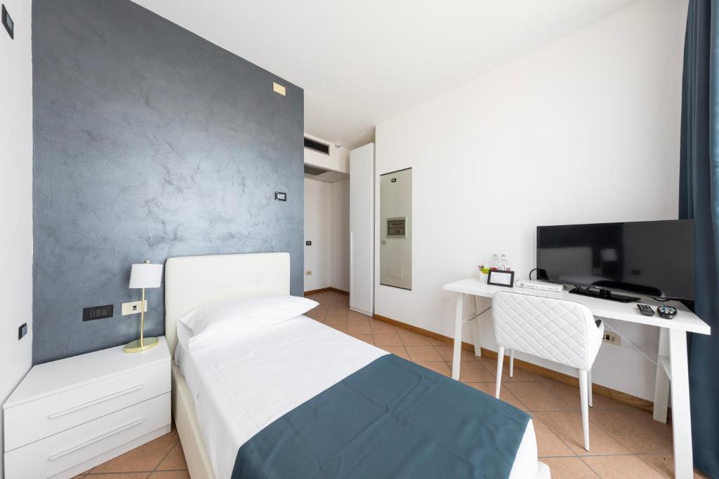 Postel nebo postele na pokoji v ubytování Lake Como Golf Hotel