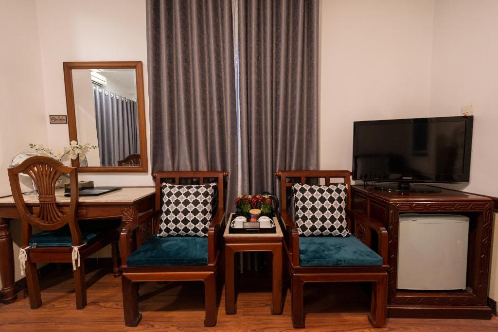TV a/nebo společenská místnost v ubytování Prince II Hotel