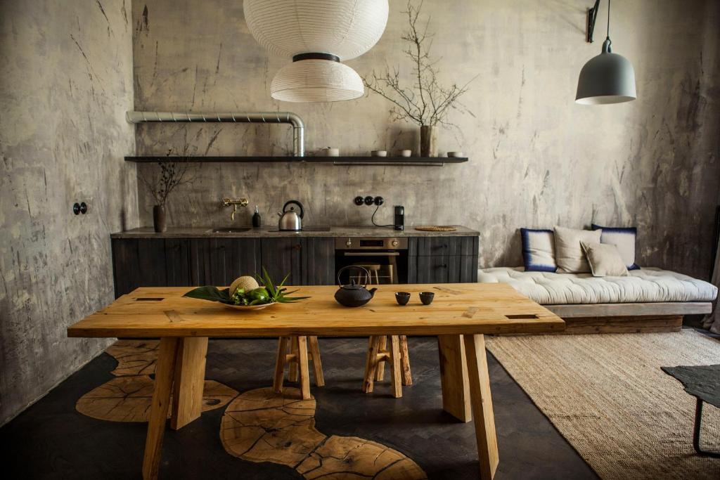 een woonkamer met een houten tafel en een bank bij The Emerald in Praag