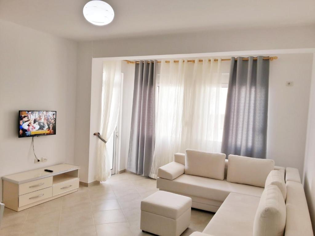 Saranda Apartments tesisinde bir oturma alanı