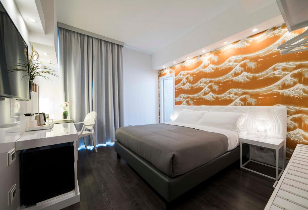 una habitación de hotel con una cama con una pintura en la pared en Hotel Montestella, en Salerno