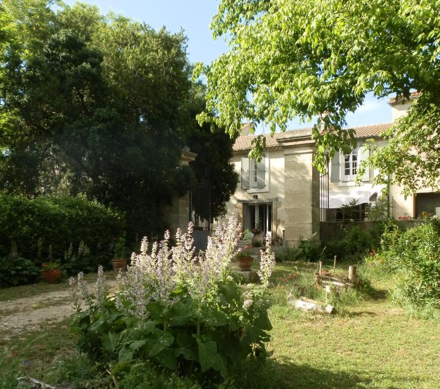 ベジエにあるDomaine de Manteau-Bleuの家の前庭