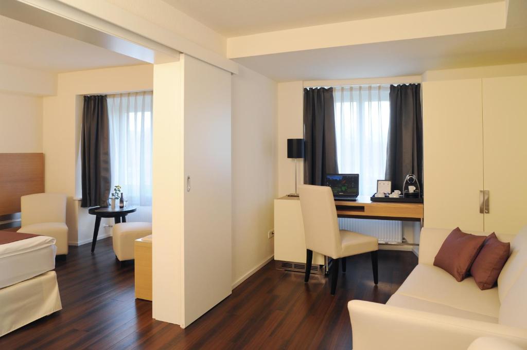 TV a/nebo společenská místnost v ubytování Hotel Goldener Knopf