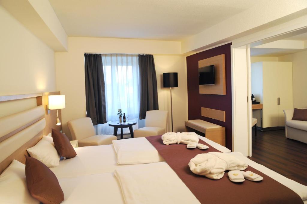 Postel nebo postele na pokoji v ubytování Hotel Goldener Knopf