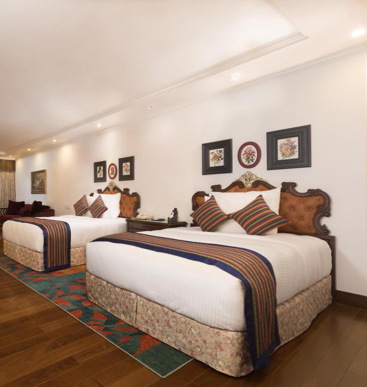 Postel nebo postele na pokoji v ubytování MAYFAIR Himalayan Spa Resort