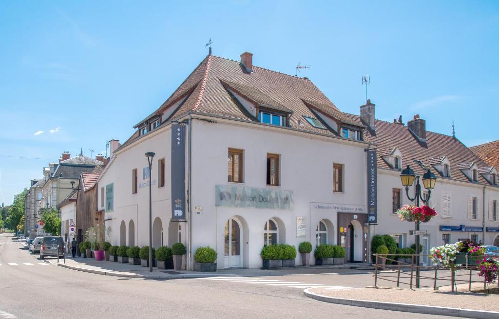 un edificio blanco al lado de una calle en Maison Doucet - Relais & Châteaux en Charolles