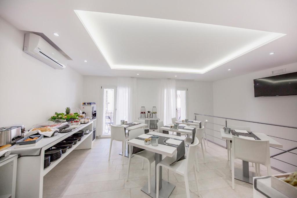 TV a/nebo společenská místnost v ubytování Ossuna Bay Hotel Boutique