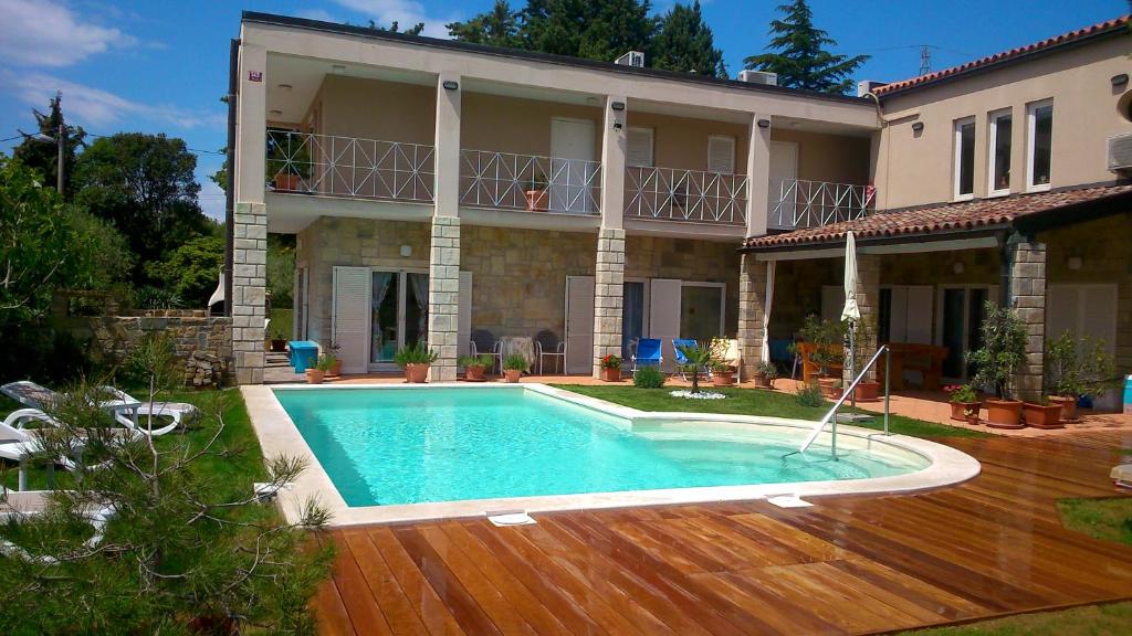 een huis met een zwembad ervoor bij la belavista in Izola