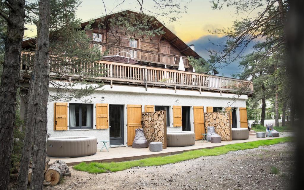 a house with a balcony on top of it at Le Passe Montagne in Uvernet