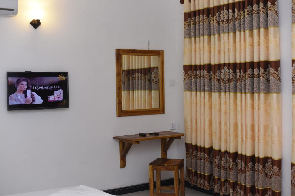 TV a/nebo společenská místnost v ubytování Kithmi Resort