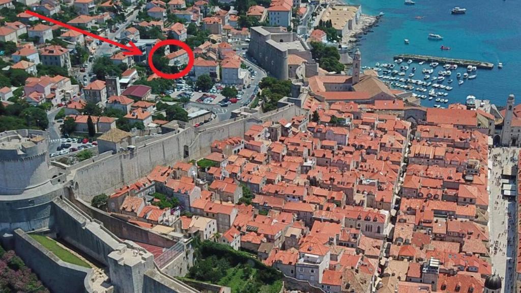 una freccia rossa che punta verso una città con un castello di Close&Cosy a Dubrovnik