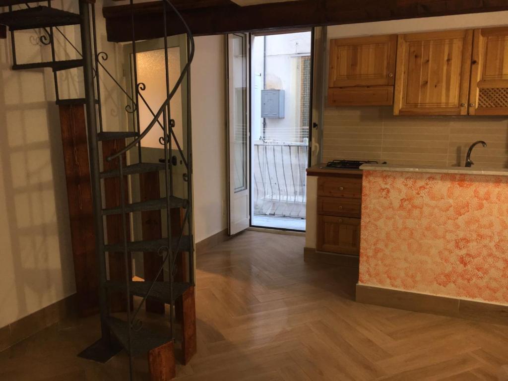 una cucina con scala a chiocciola al centro di una stanza di Da Melissa a Gaeta