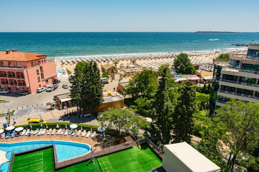 サニービーチにあるMPM Astoria Hotel - Ultra All Inclusiveのスイミングプールと海のあるビーチの景色を望めます。