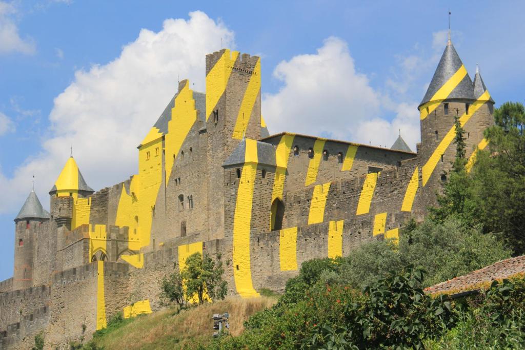 カルカソンヌにあるChez Rosaの黄色い塔のある大城