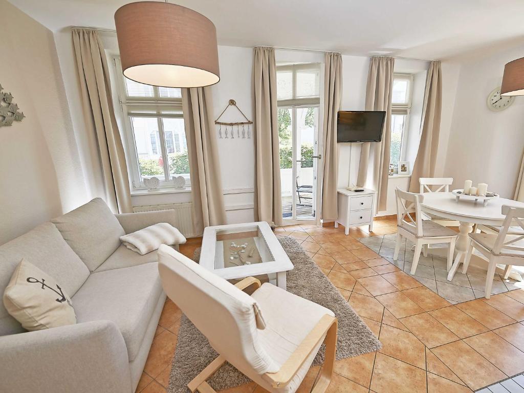ein Wohnzimmer mit einem Sofa und einem Tisch in der Unterkunft Villa Concordia - WG01 "Lohme", strandnah in Binz