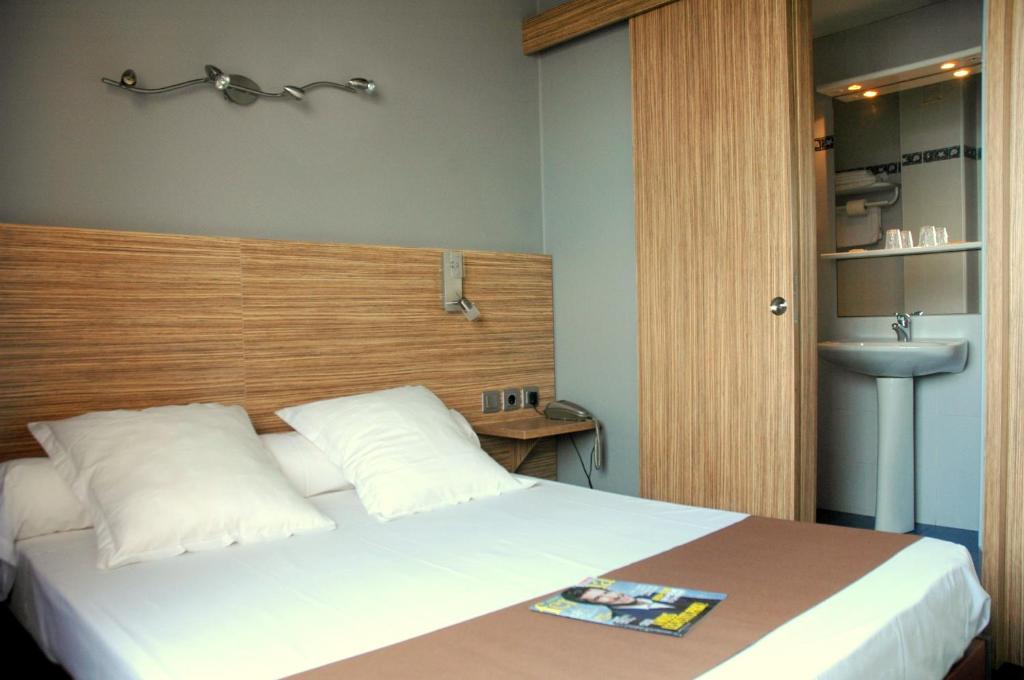 Postel nebo postele na pokoji v ubytování Logis Hôtel Restaurant Mar I Sol