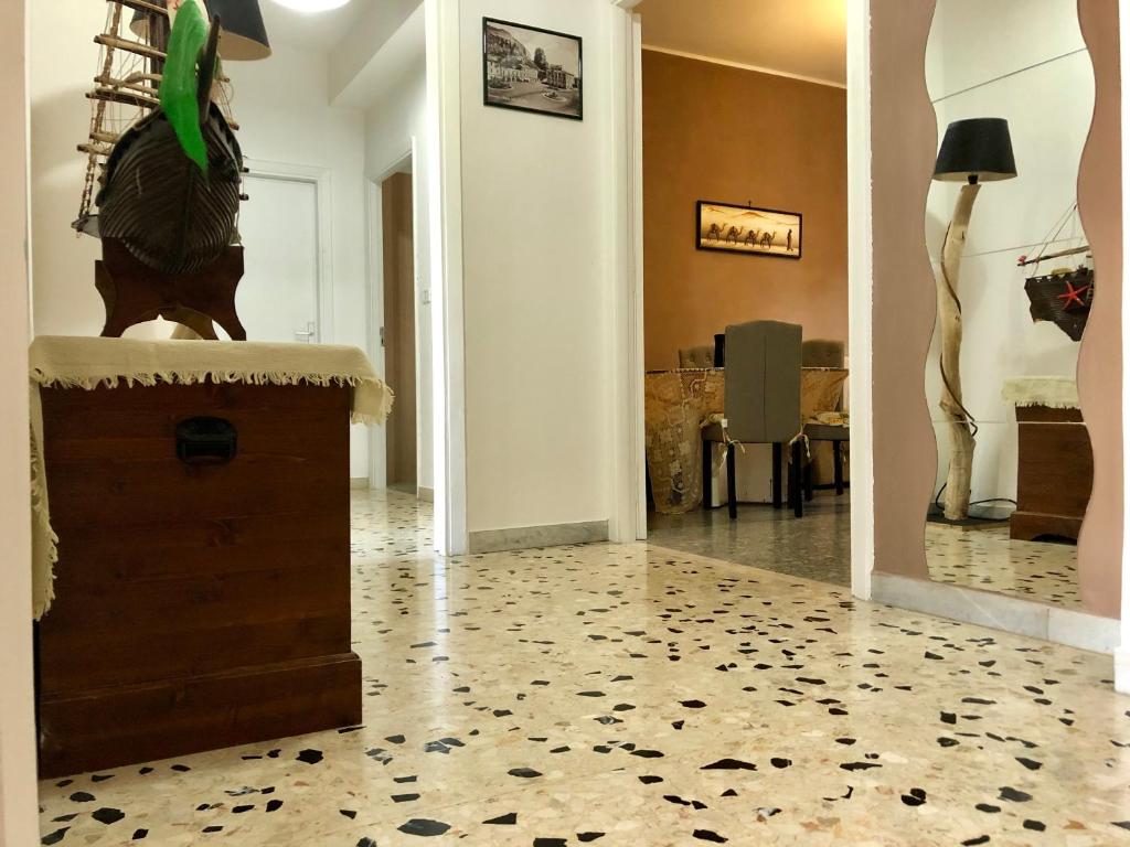 a hallway with a statue of a horse on a table at Casa vacanze in Terracina
