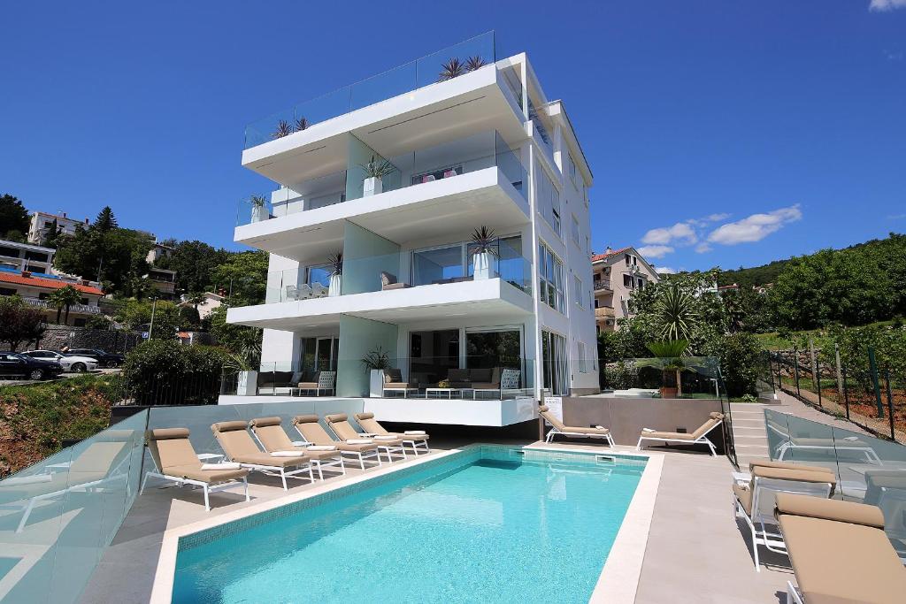 Bazén v ubytovaní New apartment with swimming pool near the beach alebo v jeho blízkosti