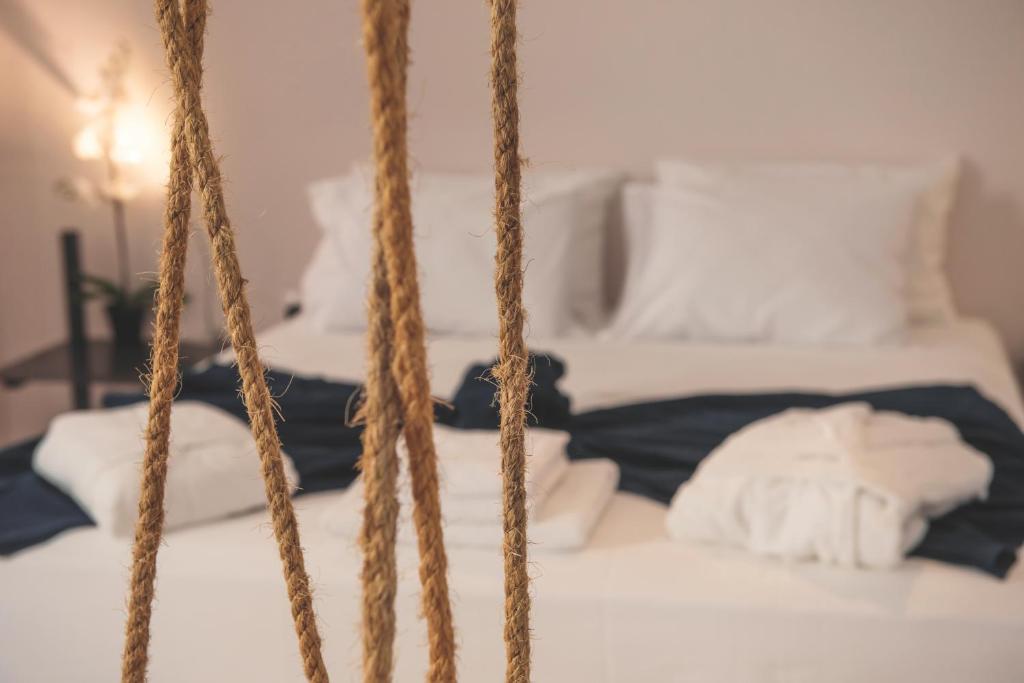 Postel nebo postele na pokoji v ubytování Piraeus Premium Suites