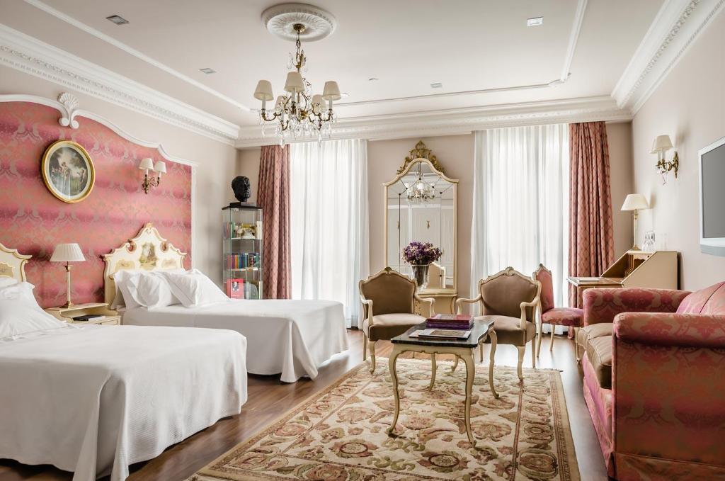 Postel nebo postele na pokoji v ubytování Gran Hotel La Perla