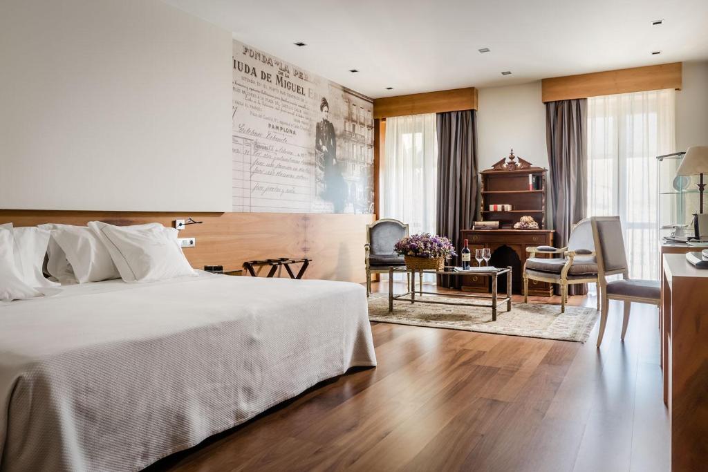 Postel nebo postele na pokoji v ubytování Gran Hotel La Perla