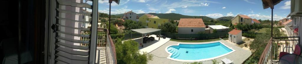 KrkaHaus - 带阳台的四倍房间（没有厨房）