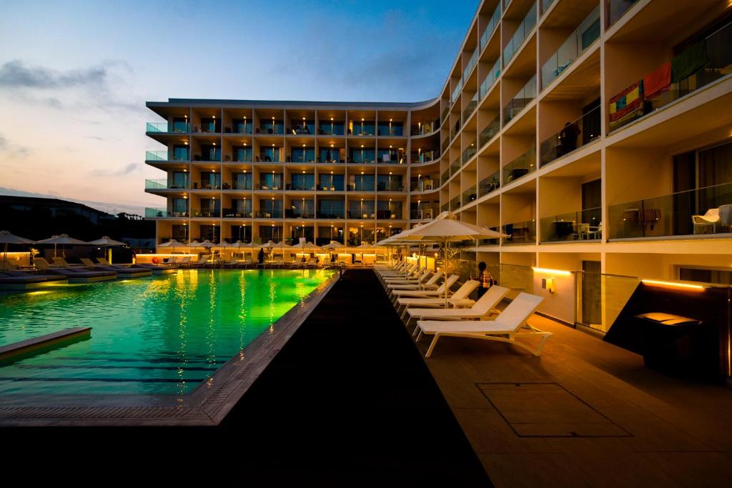 阿依納帕的住宿－Eleana Hotel，大楼前设有游泳池和躺椅的酒店