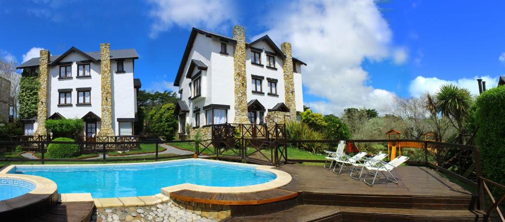 una casa con piscina frente a una casa en Puerto Delfín en Mar de las Pampas