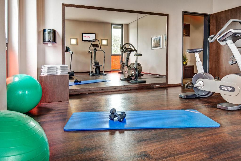 Fitness centrum a/nebo fitness zařízení v ubytování IntercityHotel Berlin Airport Area North