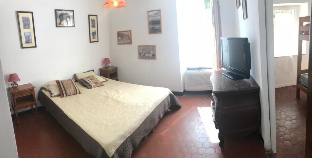 サン・ラファエルにあるPetit Vaubanのベッドルーム(ベッド1台、薄型テレビ付)