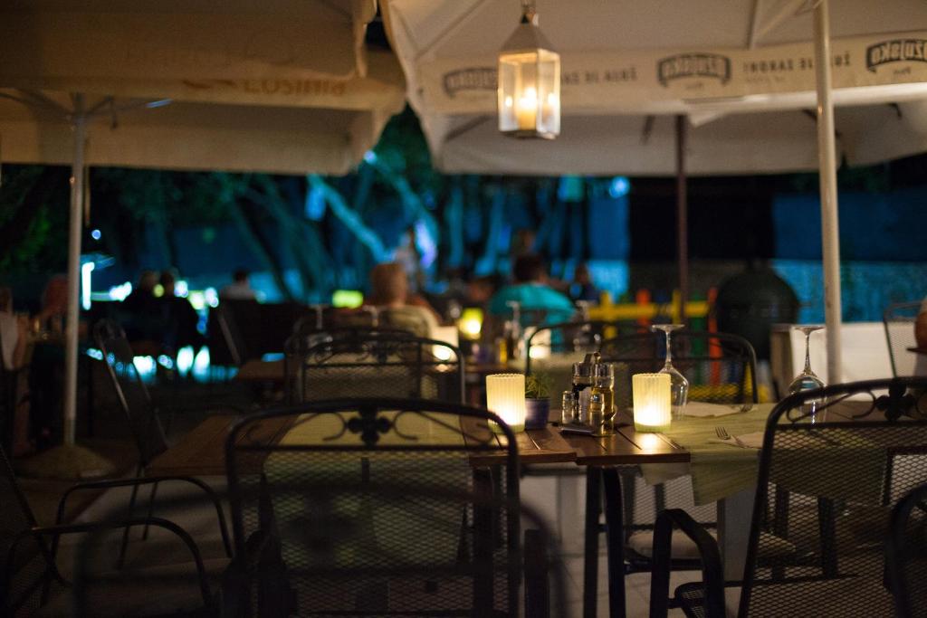 Restaurace v ubytování Mobile Homes Rapoća