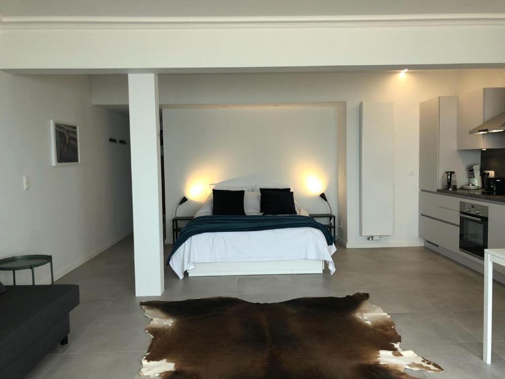 - une chambre avec un lit doté d'oreillers noirs dans l'établissement Seaview Loft, à Ostende