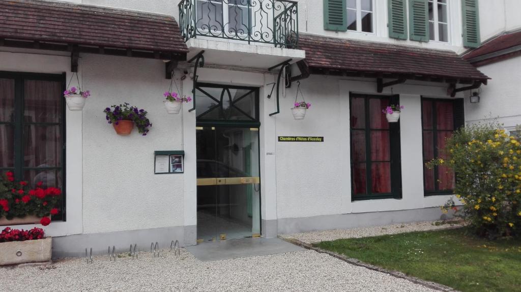 a white building with a door and a balcony at Chambres d&#39;hôtes d&#39;Accolay in Accolay