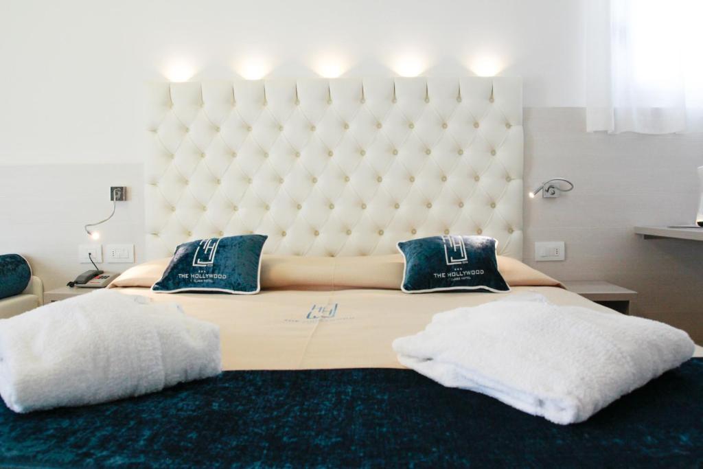 Postel nebo postele na pokoji v ubytování Hotel Hollywood***S