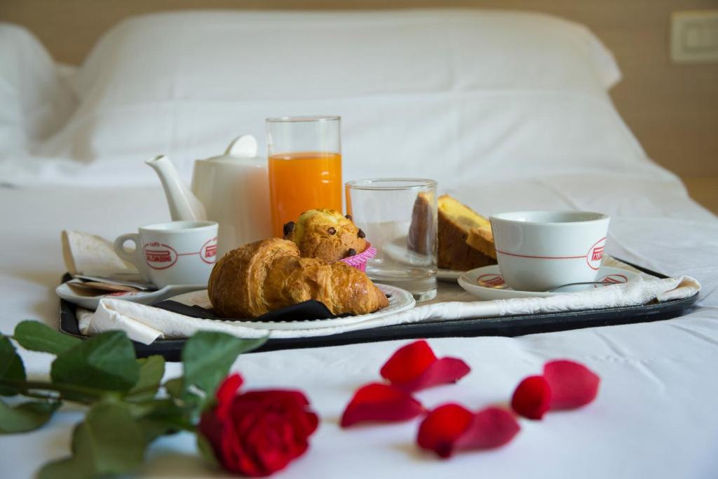 Postel nebo postele na pokoji v ubytování Hotel Delle Rose