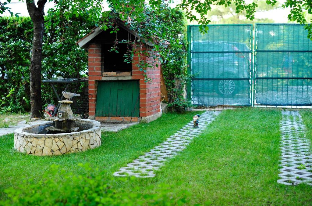 O grădină în afara Green Garden Apartment