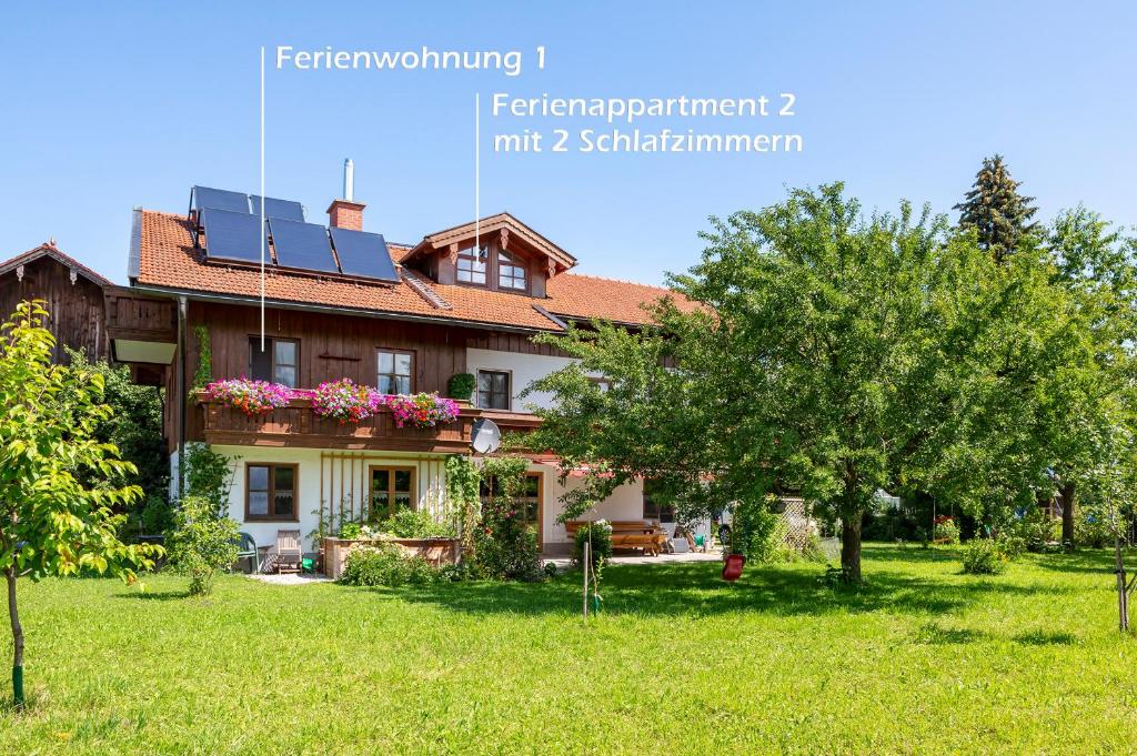 ユーバーゼーにあるZaißlhäusl Hof Ferienwohnungenの屋根に太陽光パネルを敷いた家