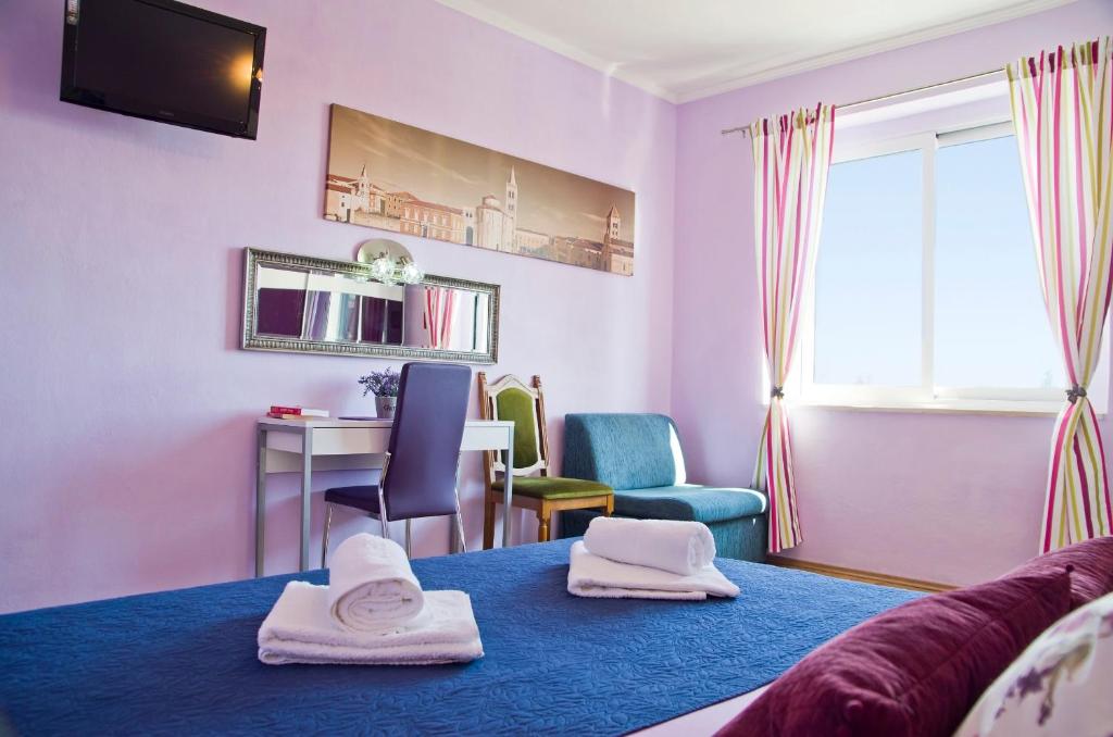 Televízia a/alebo spoločenská miestnosť v ubytovaní Apartment Port View-5 min from center