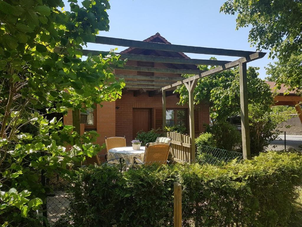 eine Terrasse mit einem Tisch und Stühlen vor einem Haus in der Unterkunft Ferienhäusle Sommerach in Sommerach