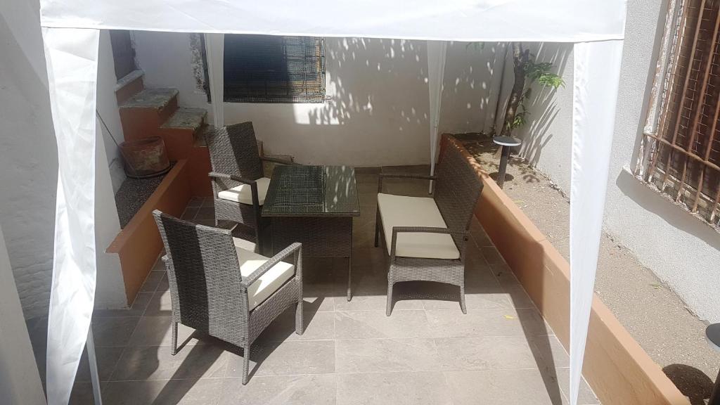 A seating area at CORTE SCONTA Mini-Loft