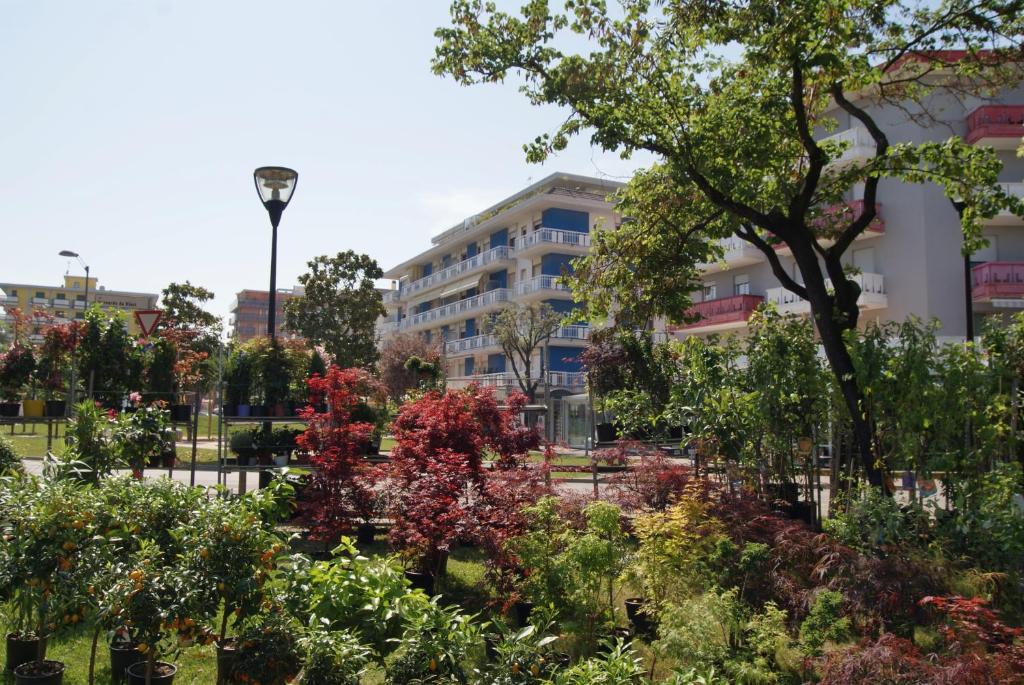 A garden outside Appartamenti Residence Marcello-Piazza Torino-Lido di Jesolo