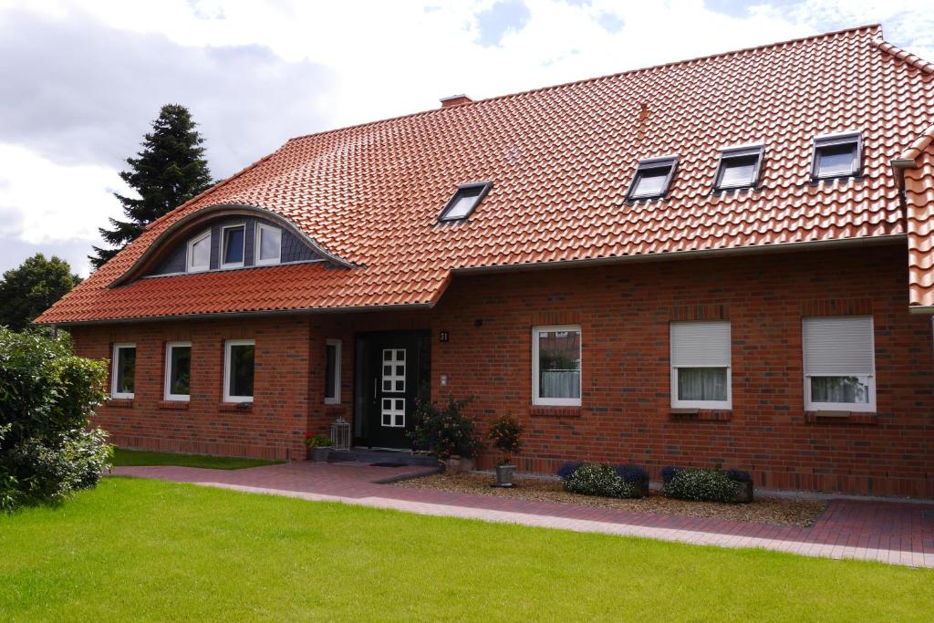 een rood bakstenen huis met een rood dak bij Landhaus Pakirnis - Ferien in der Elbtalaue - in Bleckede