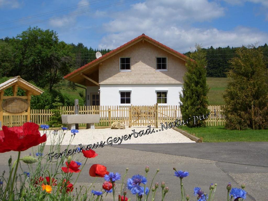 MeßstettenにあるFerienhaus Geyerbadの塀と花の家