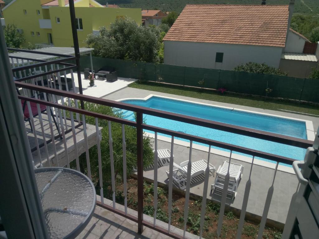 KrkaHaus - 带阳台的三室（没有厨房）