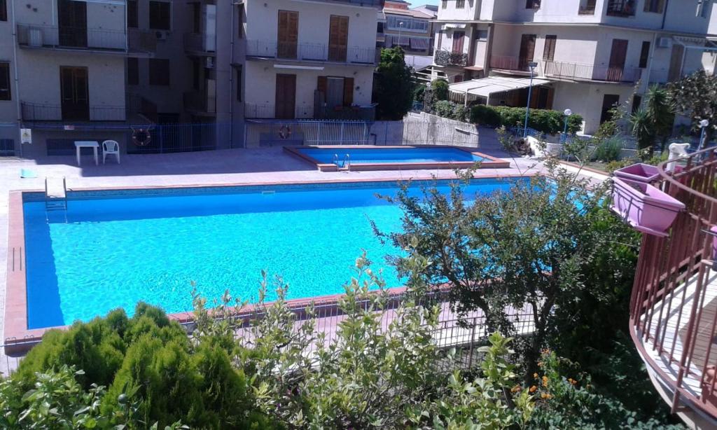 Bazén v ubytování Residence Baia Blu Falcone nebo v jeho okolí