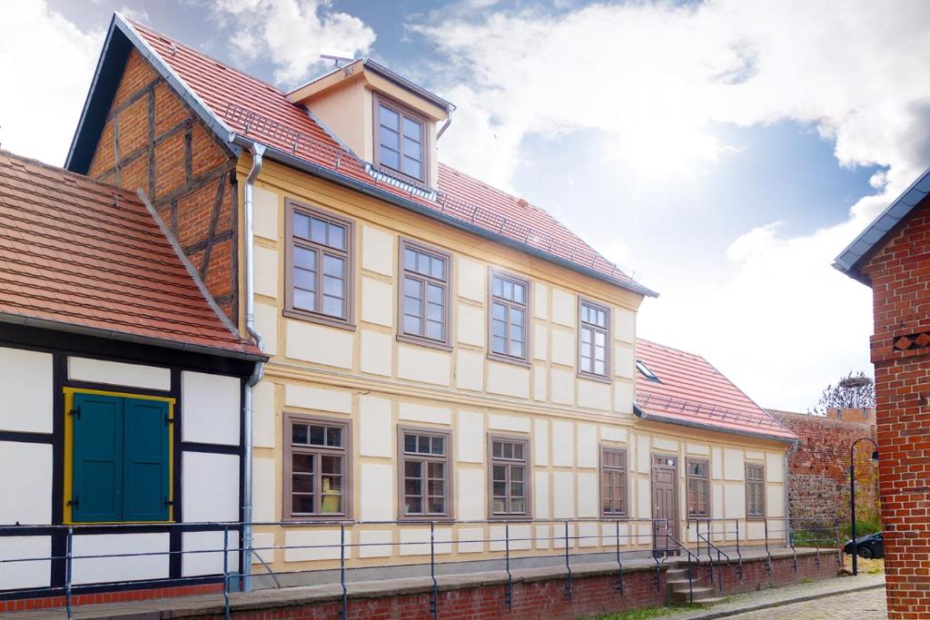 um grande edifício branco com um telhado vermelho em Schrot-Kontor em Tangermünde