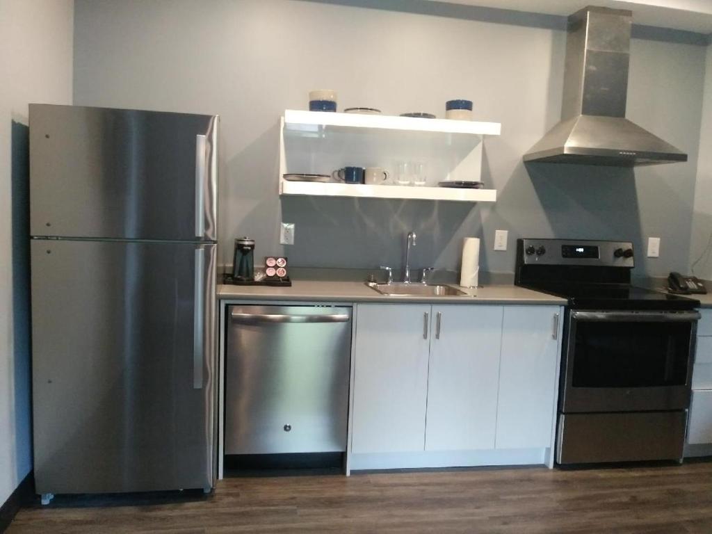 Kuchyň nebo kuchyňský kout v ubytování Wasaga Riverdocks Hotel Suites